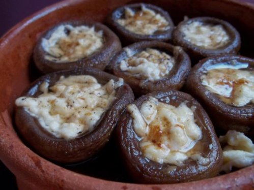 Soko: stuffed mushrooms fried in a clay pot