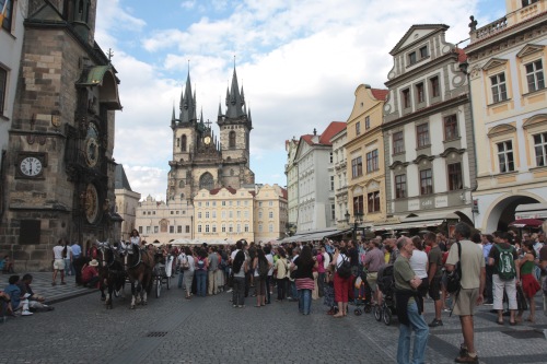 Tourists_at_the_Astronomical_Clock_in_Prague_2008-08-06
